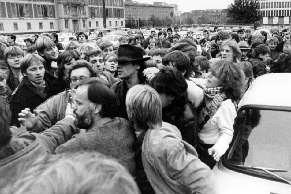 Bei seiner Ankunft vor dem "Palast der Republik" wurde Udo Lindenberg von Fans umringt. (Archivbild)