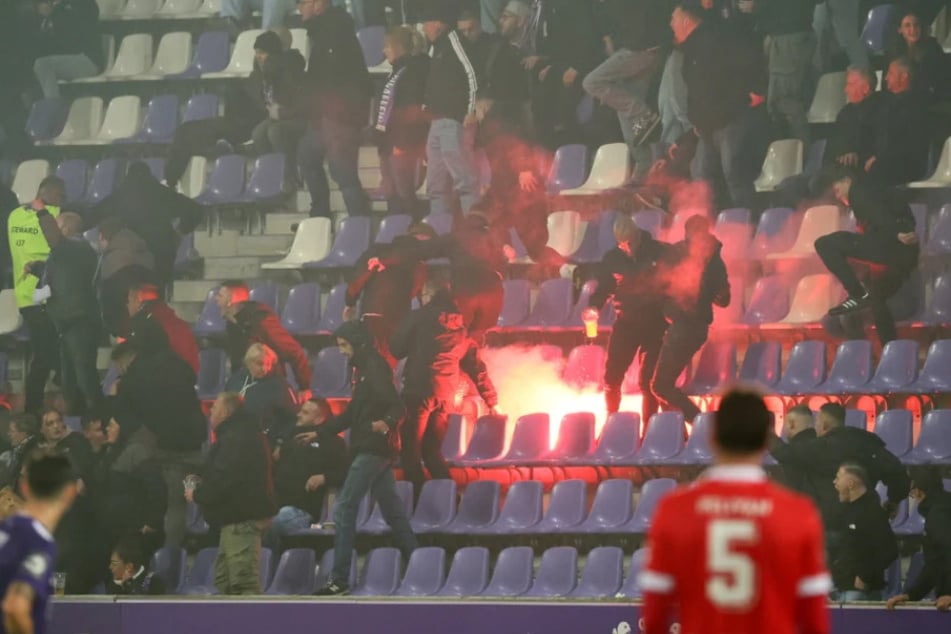 Zwischen den Fans von Erzgebirge Aue und Energie Cottbus kam es in der Vergangenheit schon zu Ausschreitungen. So warfen Cottbus-Chaoten 2024 Pyrotechnik in den Aue-Block. (Archivfoto)