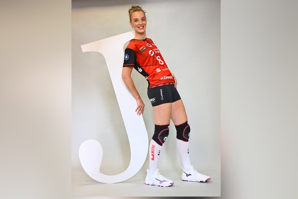 Für das Kalender-Shooting gibt die 23-Jährige bereits eine gute Figur im DSC-Dress ab.