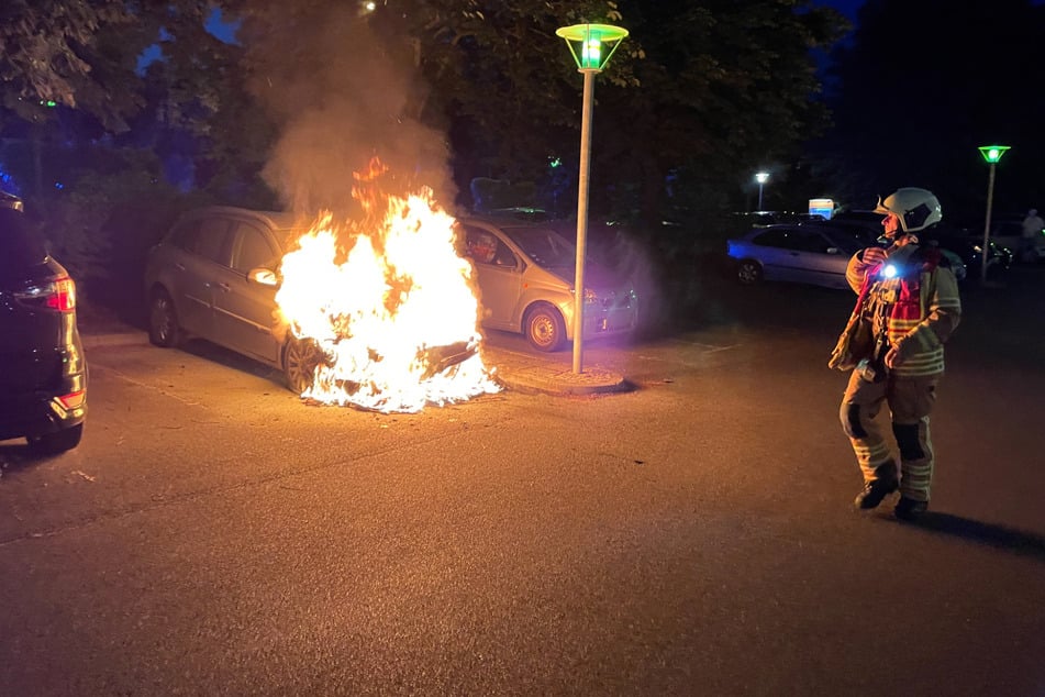 Auf einem Parkplatz in Dresden-Johannstadt brannte am Dienstagabend ein Renault.