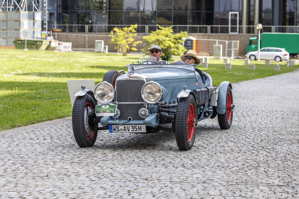 Der Alvis Speed mit der Startnummer 7 rollt als erstes Fahrzeug durchs Ziel am Congress Center.