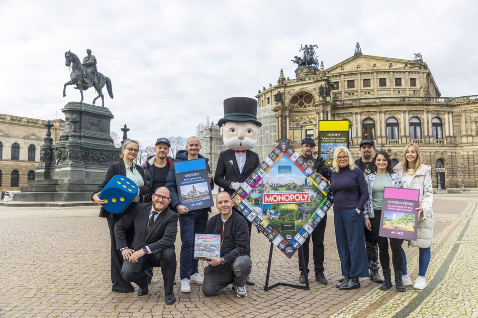 Einige Unterstützer des "Monopoly Sachsen" posierten zur Spiel-Vorstellung mit "ihren Bauländereien".