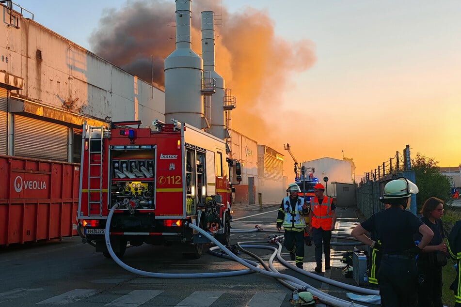 Die Feuerwehr Hamburg musste eine Wasserversorgung über längere Wegstrecken aufbauen.