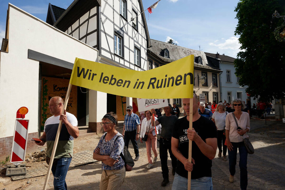 "Wir leben in Ruinen" oder "Wir stehen auf - vergesst uns nicht" hieß es auf den Plakaten der Demonstranten.
