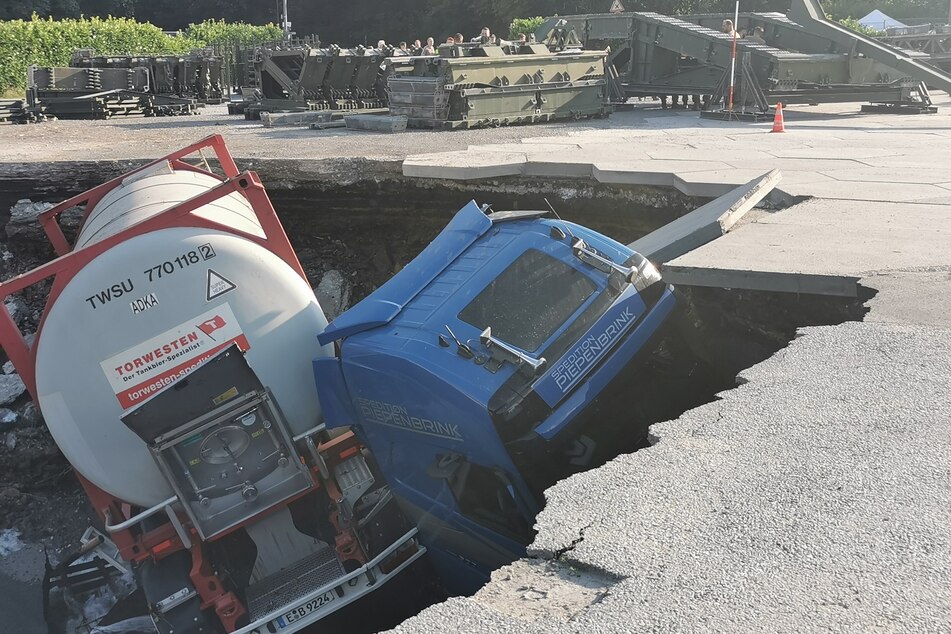 Die Wassermassen, die durch den Deilbach strömten, unterspülten Teile einer Straße und rissen Lastwagen in die Tiefe.