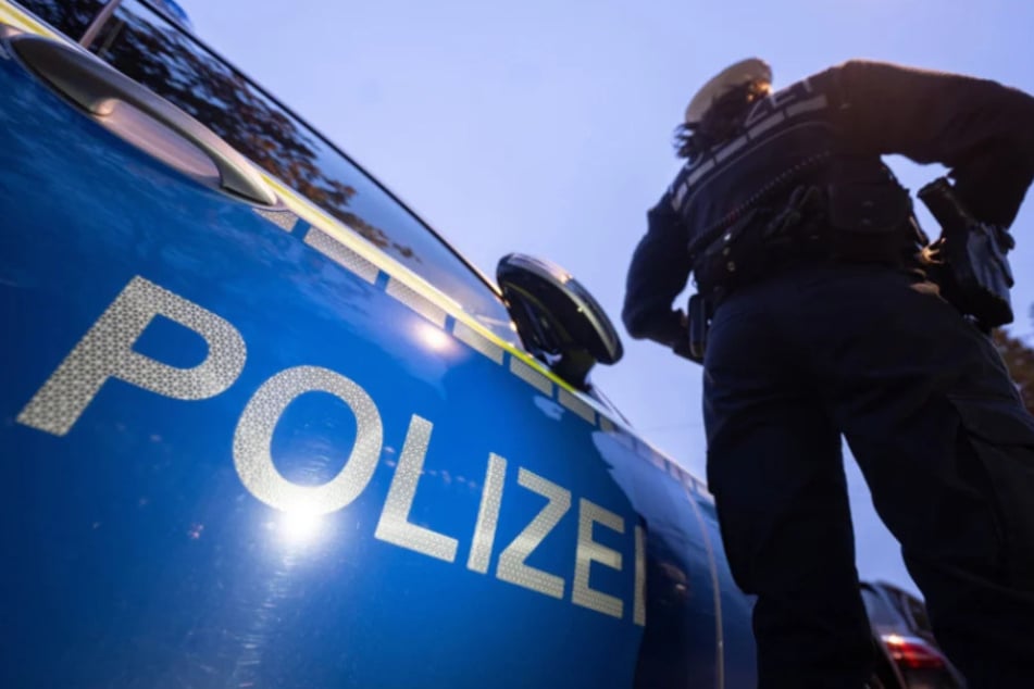 Fußgänger von Trio mit Messer bedroht und ausgeraubt