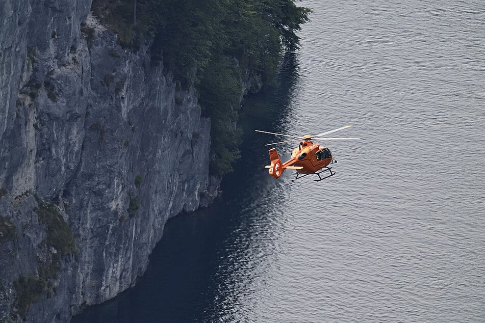Ein Rettungshubschrauber flog den Jungen ins Klinikum Traunstein.