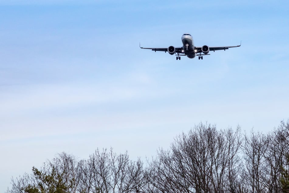 Gefährliche Laser-Attacke auf Passagiermaschine im Landeanflug: Polizei ermittelt!