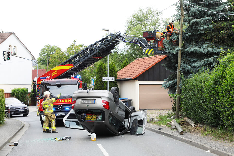 Die Feuerwehrleute sicherten die Telefonmasten.