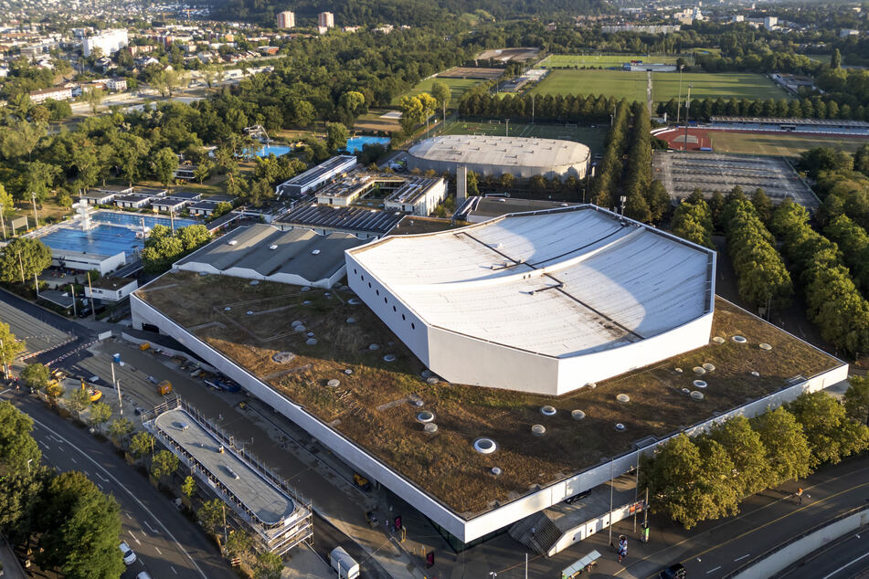 Die St. Jakobshalle (vorne) mit den Sportanlagen St. Jakob im Hintergrund.