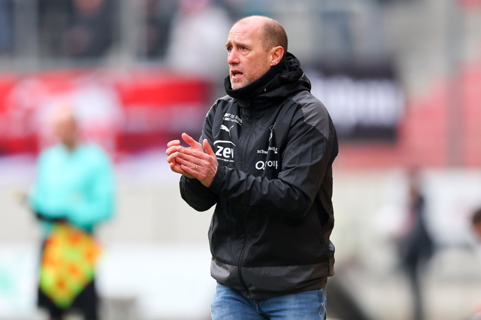 FSV-Coach Joe Enochs unter großem Druck. Dieses Spiel gegen den Halleschen FC soll über seine Zukunft in Zwickau entscheiden.