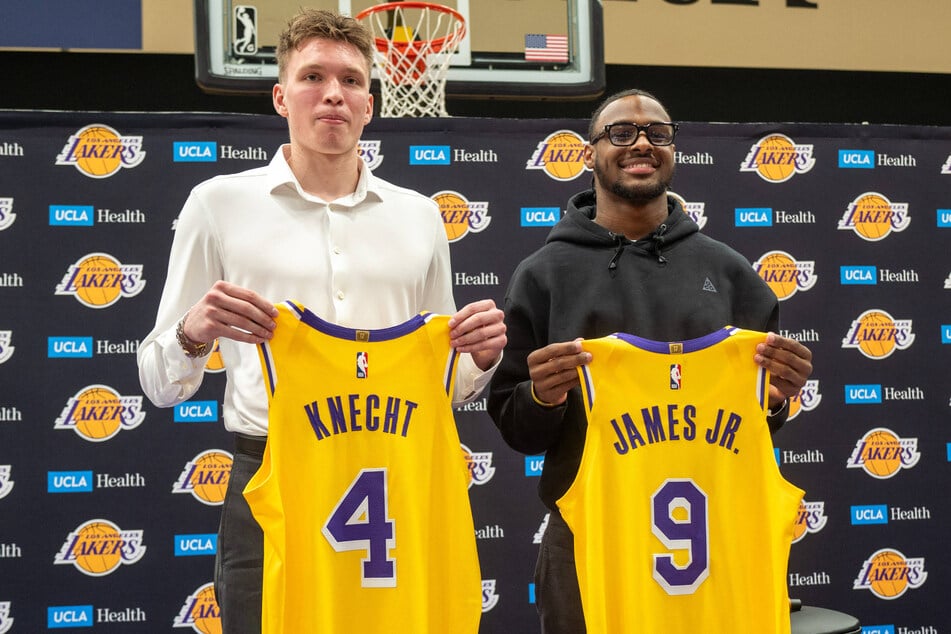 Bronny James (r.) will wear No. 9 for the Los Angeles Lakers.