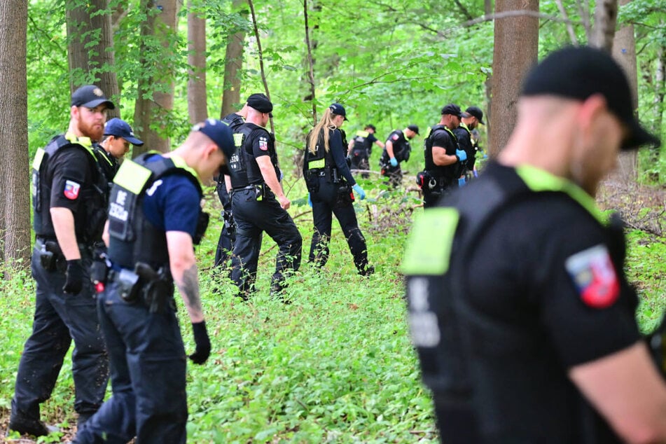 Einsatzkräfte haben den Tatort im Tierpark noch einmal gründlich abgesucht.