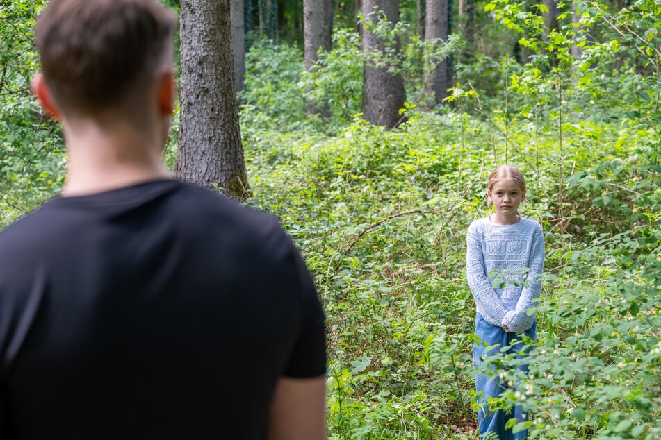 XY-Szenenfoto: Auf der Suche nach einer Möglichkeit zum Austreten begegnet das Mädchen ihrem Peiniger.