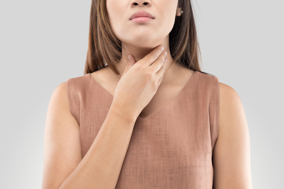 Halsschmerzen treten sowohl bei Grippe, Erkältung und Corona auf. 
