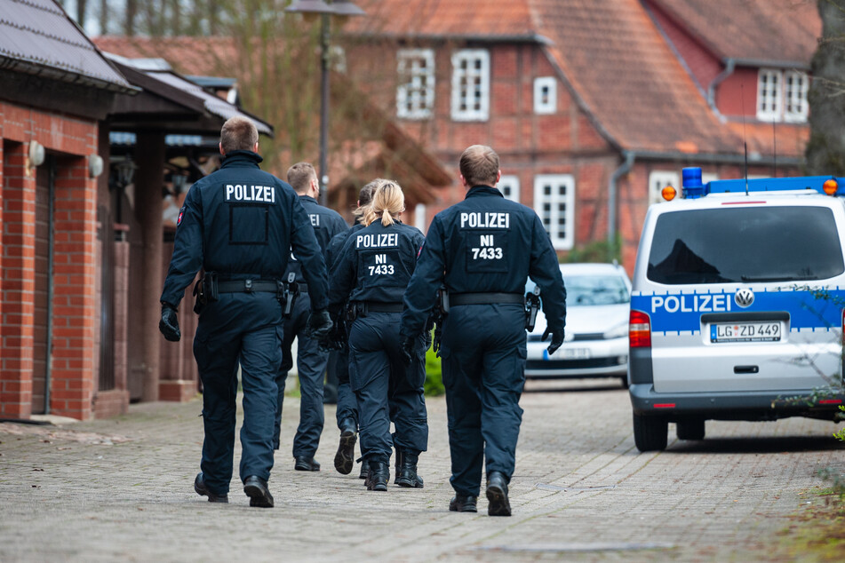 Bei der Razzia stellten Ermittler unter anderem Handys, Computer und mehrere Fahrzeuge sicher. (Symbolbild)