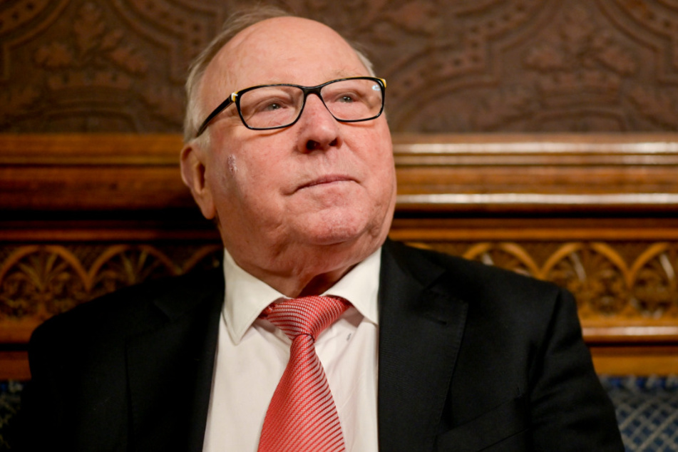 Uwe Seeler, Ehrenspieler der Fußball-Nationalmannschaft, ist in seinem Haus schwer gestürzt.