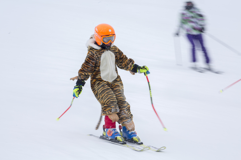 Beim Skifasching in Oberwiesenthal findet das närrische Treiben auf dem Skihang statt.