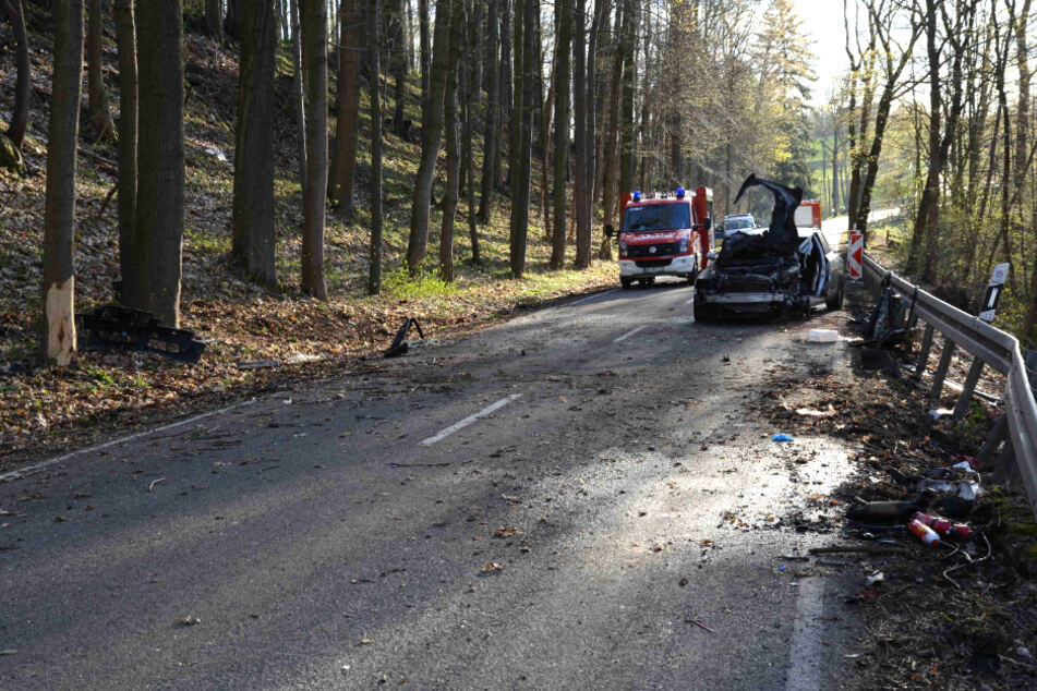 Die Kameraden der Feuerwehr eilten zum Unglücksort und konnten den Fahrer aus dem brennenden Wagen befreien.