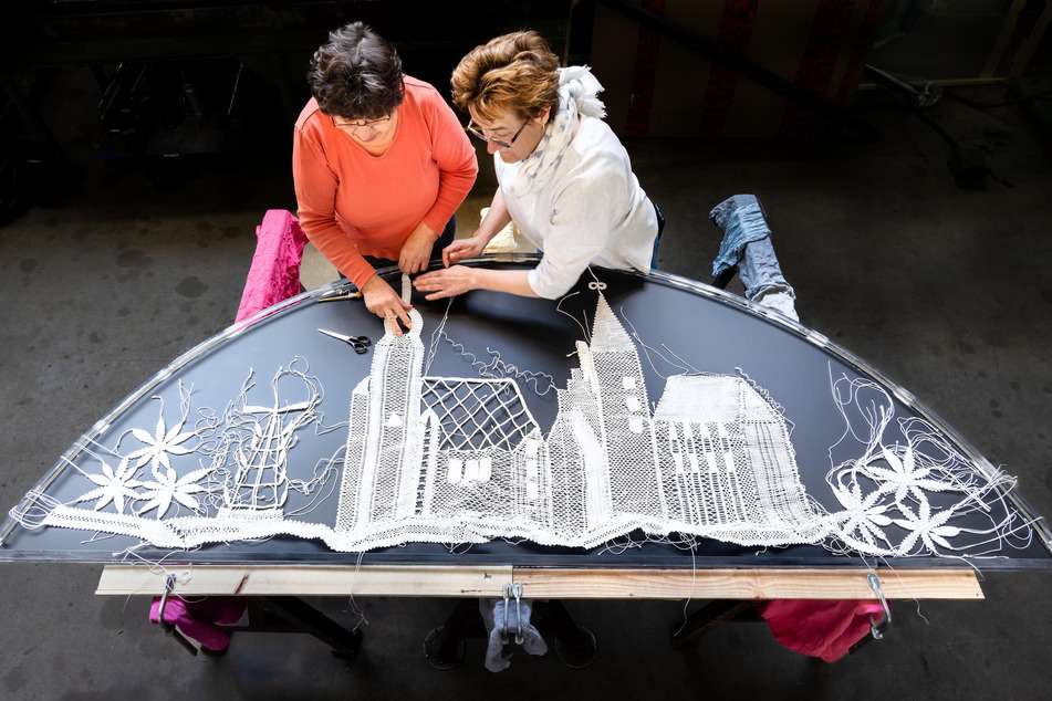 Ilona Meyer (65, l.) und Steffi Schneider (56) spannen die geklöppelten Einzelteile für den Riesen-Schwibbogen auf eine schwarze Plexiglasplatte.