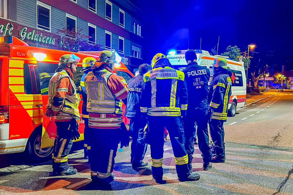 Rettungskräfte besprechen sich am Einsatzort.