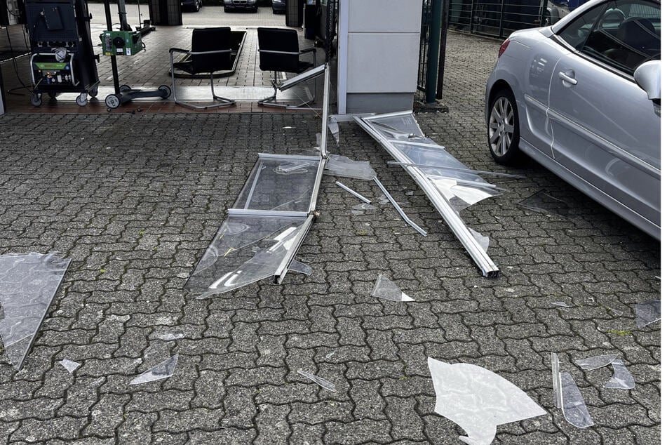 Im Zuge einer TÜV-Kontrolle durchbrach der 89-Jährige erst das Rolltor.