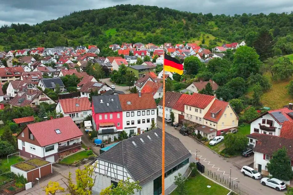 Die Fahne weht hoch über dem Ort Schorndorf, der zur Region Stuttgart gehört.