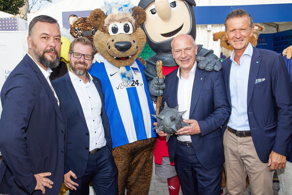 Zu diesem Zeitpunkt hatten Christian Arbeit (50, Union Berlin, v. l. n. r.), Fabian Drescher (41, Interimspräsident von Hertha BSC), Regierender Bürgermeister Kai Wegner (51, CDU) und Hertha-Manager Thomas E. Herrich (60) noch gute Laune.