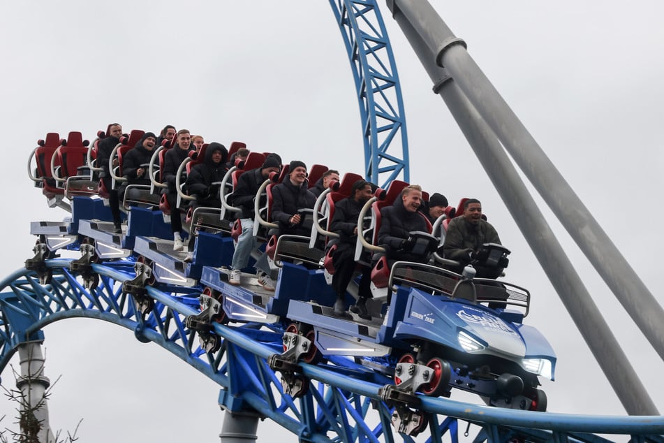 Einige Spieler der Deutschen Fußballnationalmannschaft wagten sich im Europapark in die Achterbahn.