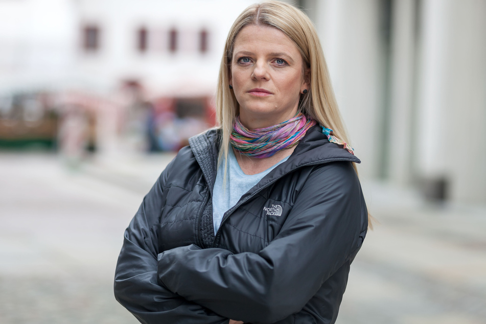 Ex-OB-Kandidatin Susanne Schaper (42, Linke) ist sauer! Stadt und Land wollen die Suchthilfe für Familien kürzen.