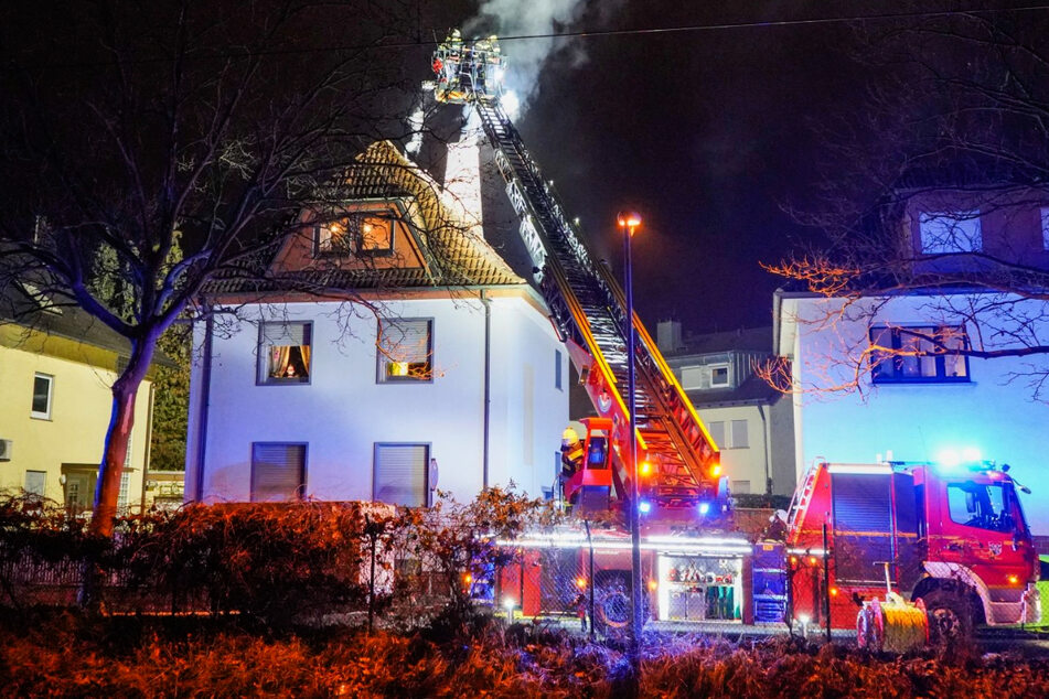 Mehrere Stunden war die Feuerwehr wegen des brennenden Kamins in einem Wohnhaus in Heusenstamm im Einsatz.