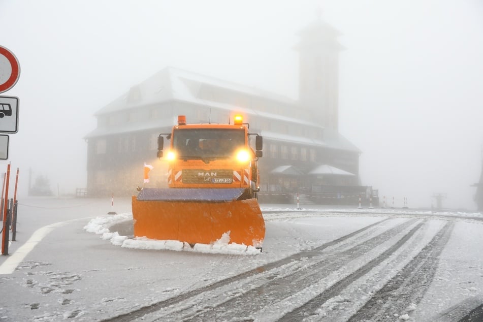 Auf dem Fichtelberg musste der Winterdienst anrücken. In der Nacht auf Mittwoch hatte es geschneit.