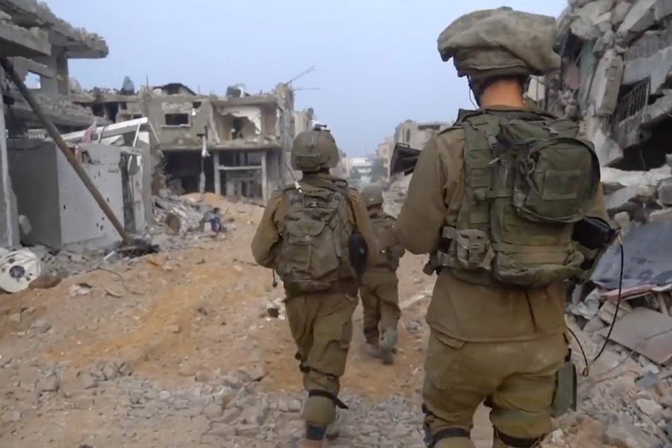 Israelische Soldaten gehen durch einen zerstörten Straßenzug im Gazastreifen. Immer wieder missbrauchen Hamas-Kämpfer Zivilisten als menschliche Schutzschilde und greifen aus Wohngebieten an.