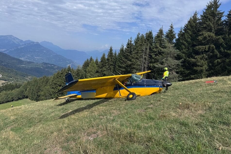 Das Flugzeug prallte auf den Boden auf.