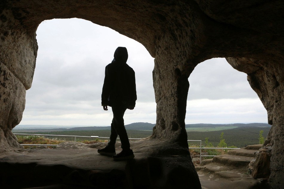 Tolle Aussicht durch die in Fels geschlagenen Öffnungen: So schaut man aus den steinernen Räumen der Burgruine heraus.