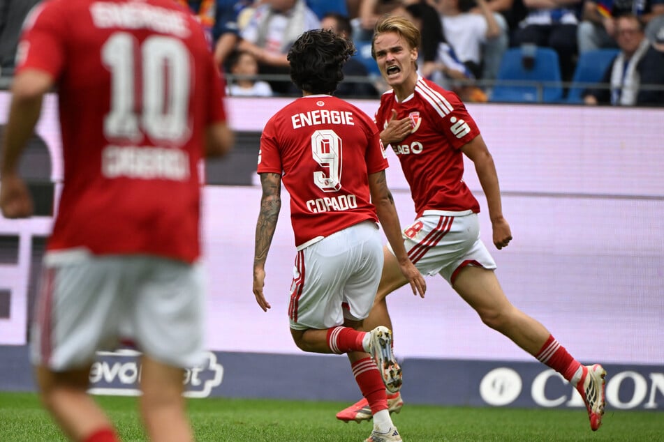 Lukas Michelbrink (r.) trifft zum ersten mal in der 2. liga nach Vorlage von Lucas Copado (Nr. 9).