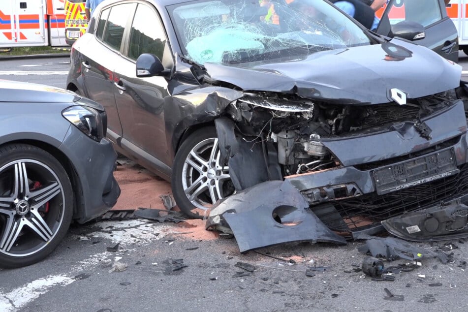 Bei dem Unfall entstand ein Schaden von rund 15.000 Euro. Sechs Personen wurden leicht verletzt.