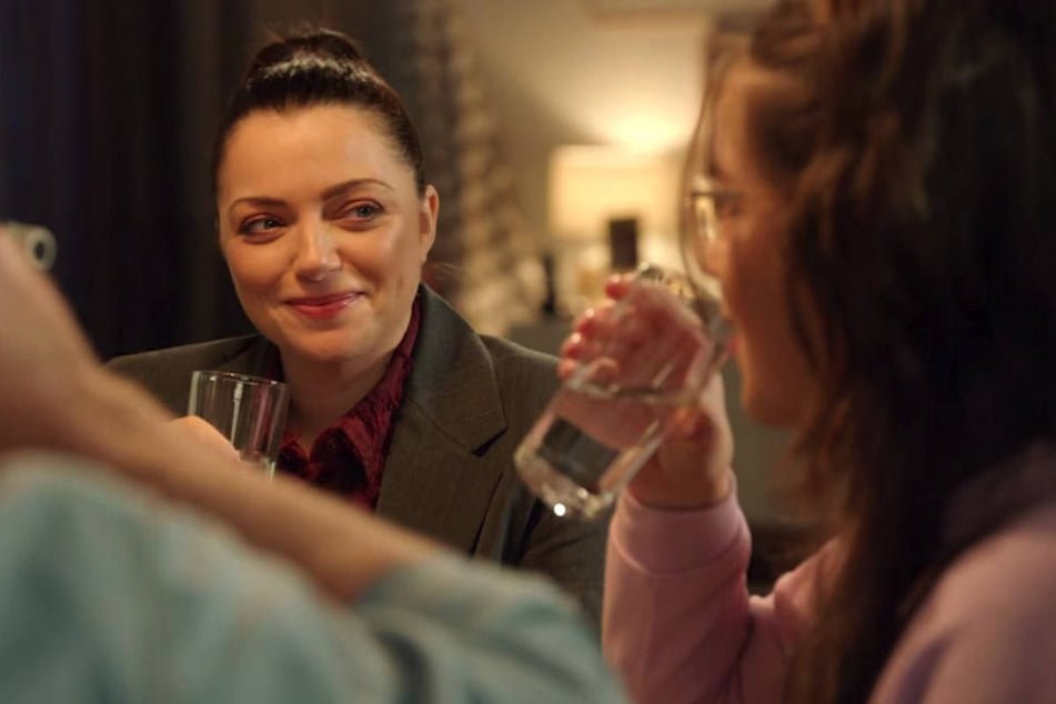 Emily (l.) ist froh, dass sie vor ihrer Abreise noch einige Tage mit Tochter Kate verbringen kann.