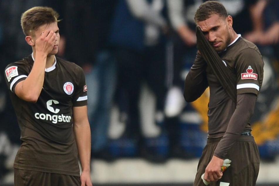 Hamburgs Finn Ole Becker und Kevin Lankford (r) reagieren nach dem Spiel.