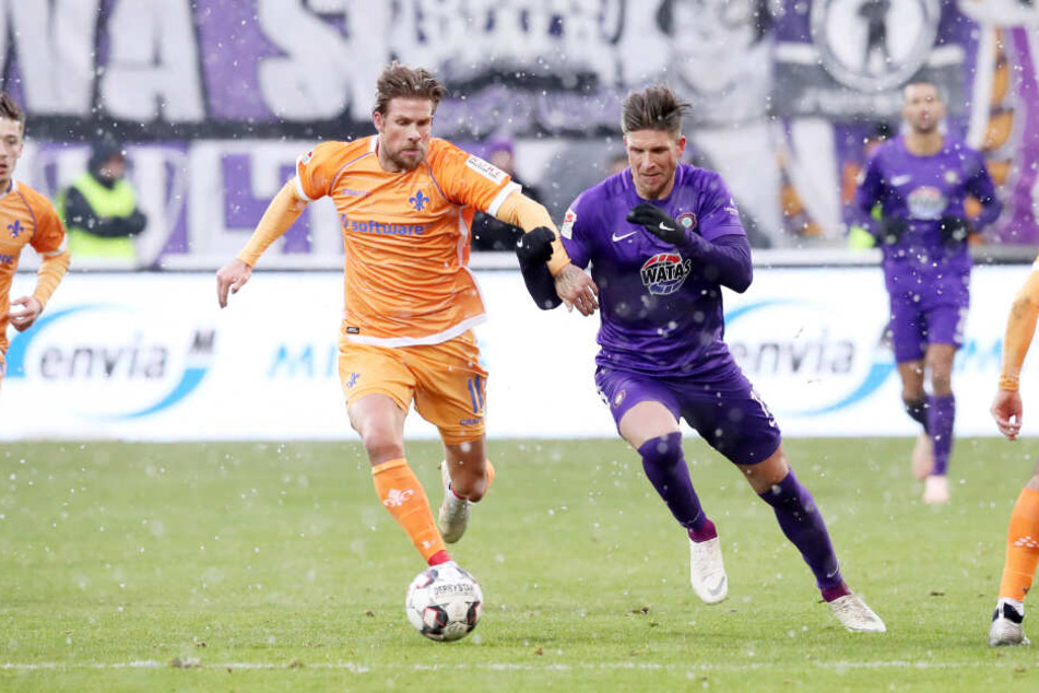 Am Freitag gingen sich die Kempe-Brüder auf dem Platz aus dem Weg. Hier duellieren sich Dennis (r.) und Tobias im Dezember 2018 beim Spiel in Aue. Endstand damals 2:2.