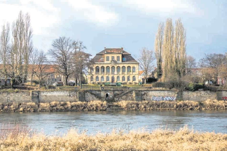 Nach jahrelangem Dornröschenschlaf verwandelt sich das Schlossanwesen von Barockbaumeister Eosander von Göthe in eine Theaterkulisse.