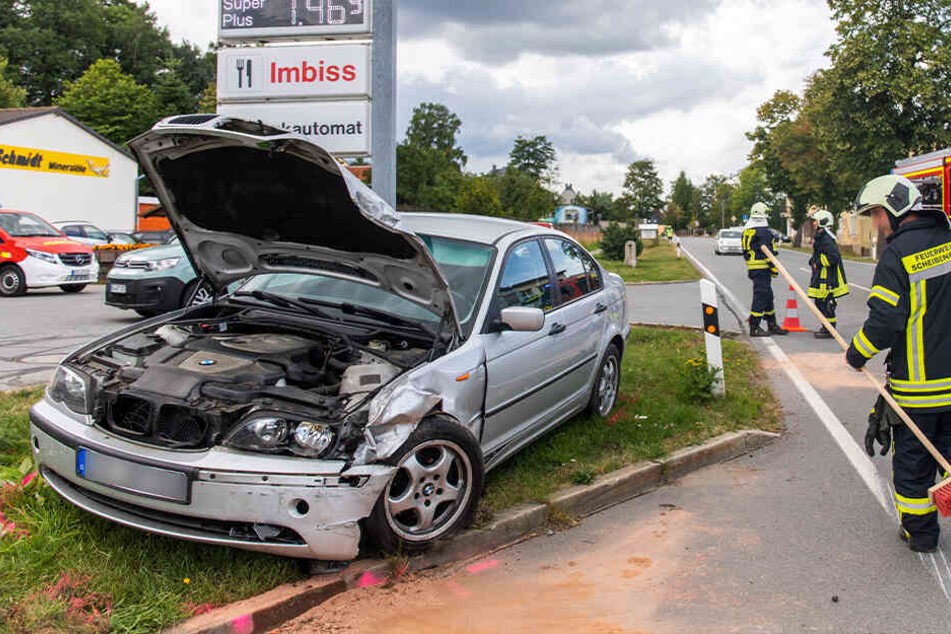 Der BMW ist am Dienstagmittag frontal mit einem Ligier zusammengestoßen.