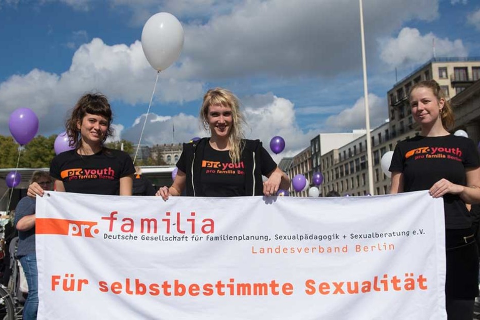 Teilnehmerinnen an einer Demonstration gegen den "Marsch für das Leben".