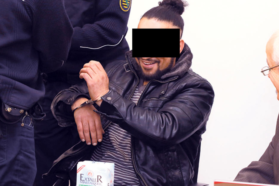 „Macheten-Mann“ Fahri A. (24) saß grinsend auf der Anklagebank des Landgerichts.