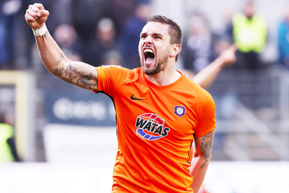 Mittlerweile jubelt Pascal Testroet im Auer Trikot - und das in dieser Saison schon 13 Mal.