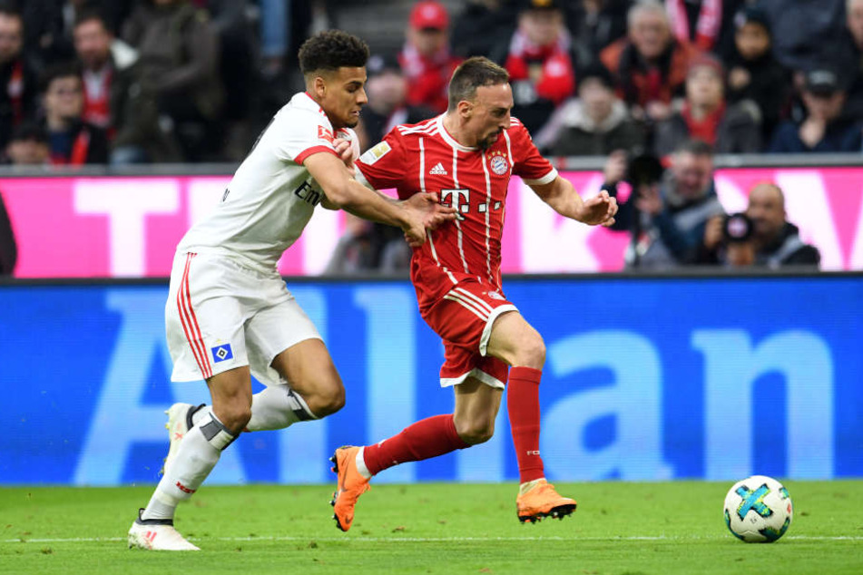 Josha Vagnoman im Zweikampf mit Bayerns Franck Ribéry.