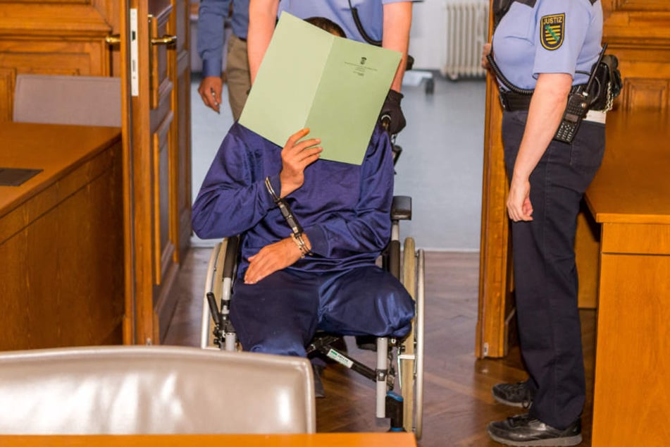 Ein Justizbeamter schiebt Ghassan T. in den Gerichtssaal. Die Anklage lautet auf Mord.