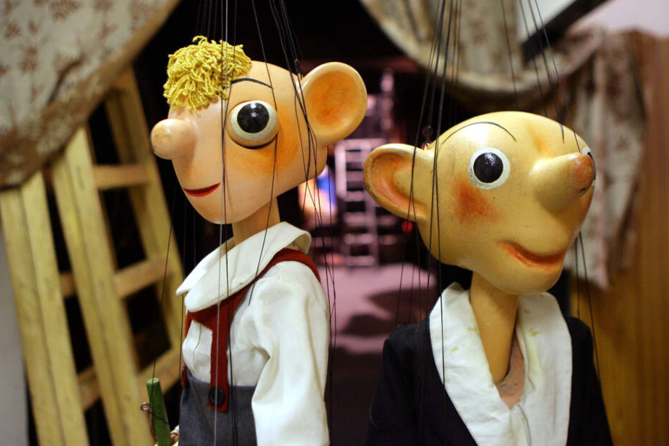 Im Stile eines Puppentheaters wird in Erfurt das Märchen von Rumpelstilzchen aufgeführt.