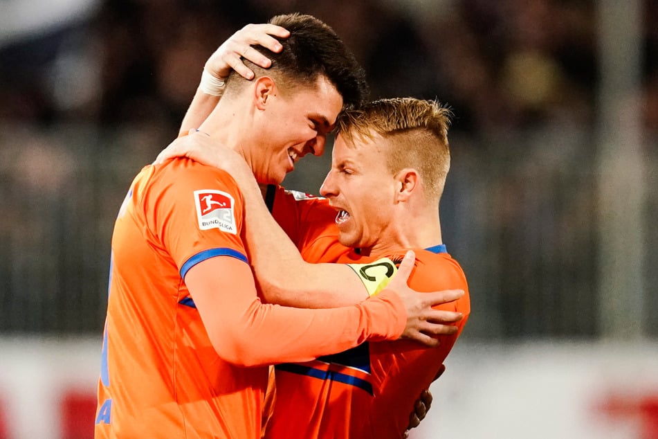 Mathias Honsak (26, l.) und Darmstadt-98-Kapitän Fabian Holland (32) bejubelten am Freitagabend einen souveränen 4:0-Auswärtserfolg gegen den SV Sandhausen.