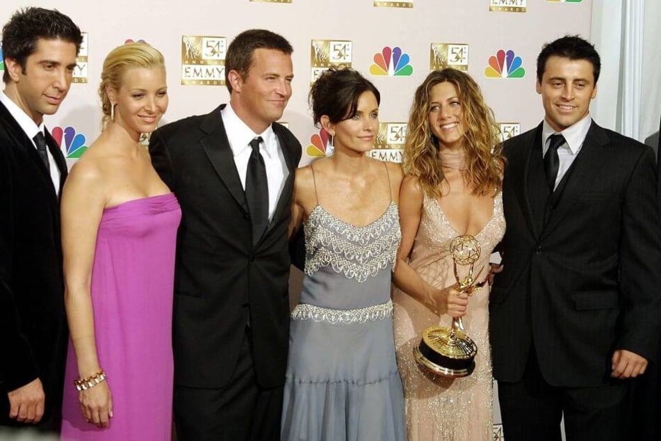 David Schwimmer (l-r), Lisa Kudrow, Mathew Perry, Courtney Cox Arquette, Jennifer Aniston und Matt LeBlanc,bei den "Emmys" 2002.